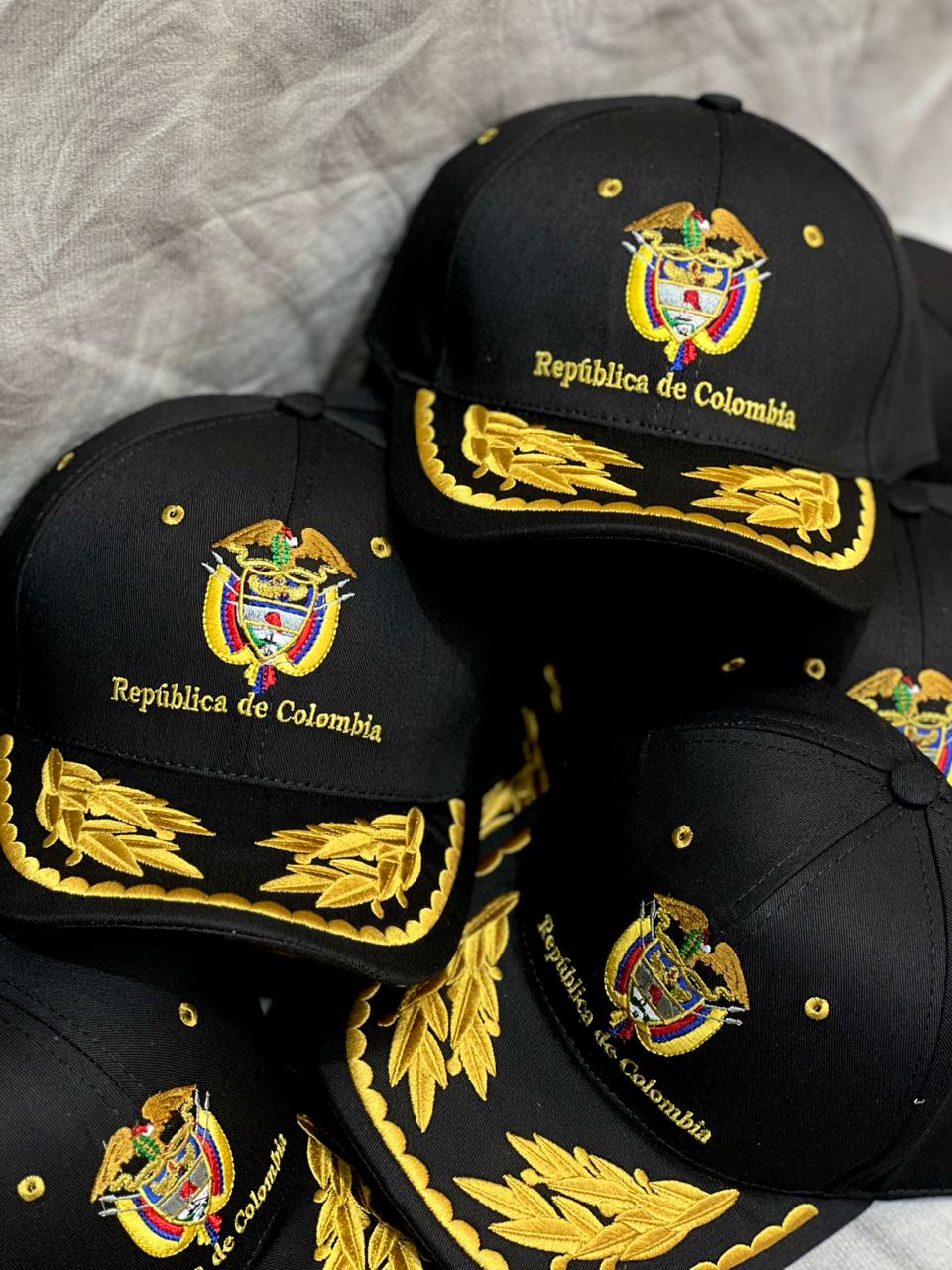 Vista 4 de Gorra Colombia Dios y Patria - COLOR: Negro